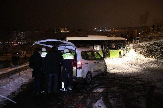 Karda Kayan Halk Otobüsü Duvara Girdi: 1 Yaralı