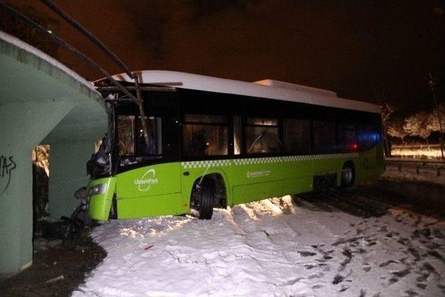 Karda Kayan Halk Otobüsü Duvara Girdi: 1 Yaralı