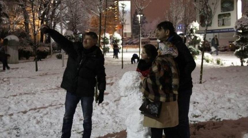 Engelli Gen&ccedil; Kız Tekerlekli Sandalyesiyle Karda Kızak Yaptı