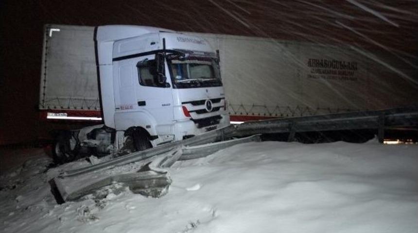 Tem Otoyolunda Kayan Tır Yolu Trafiğe Kapadı