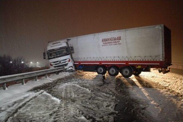 Tem Otoyolunda Kayan Tır Yolu Trafiğe Kapadı