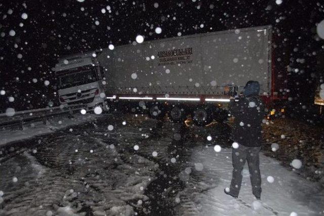 Tem Otoyolunda Kayan Tır Yolu Trafiğe Kapadı