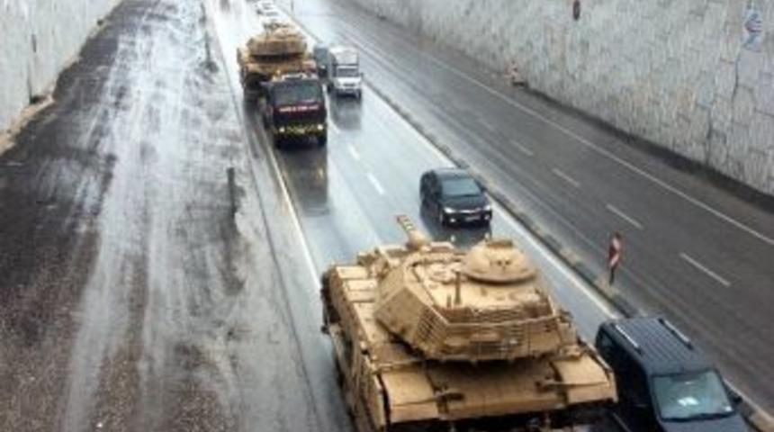 Sınıra Tank Sevkıyatı S&uuml;r&uuml;yor