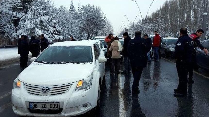 Polis, &rsquo;dur&rsquo; İhtarına Uymayan Otomobili Lastiklere Ateş Ederek Durdurdu