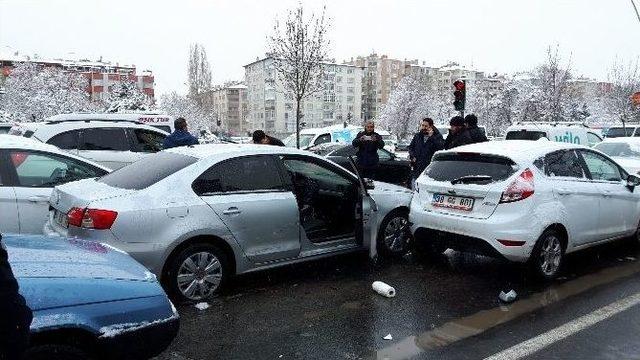 Polis, ’dur’ İhtarına Uymayan Otomobili Lastiklere Ateş Ederek Durdurdu