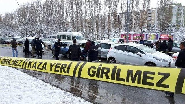 Polis, ’dur’ İhtarına Uymayan Otomobili Lastiklere Ateş Ederek Durdurdu