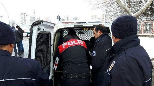 Polis, ’dur’ İhtarına Uymayan Otomobili Lastiklere Ateş Ederek Durdurdu