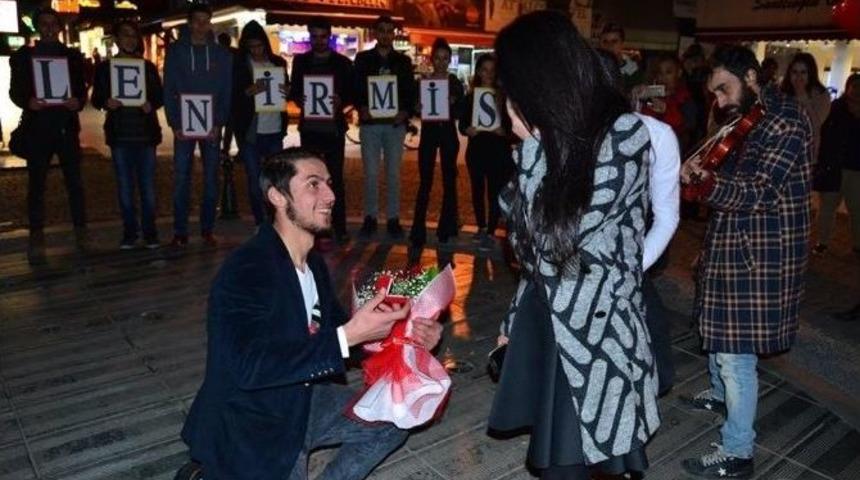 Doğum G&uuml;n&uuml;ne Gittiğini Zanneden Sevgiliye &Ccedil;arşı Merkezinde S&uuml;rpriz Evlilik Teklifi