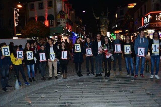 Doğum Gününe Gittiğini Zanneden Sevgiliye Çarşı Merkezinde Sürpriz Evlilik Teklifi