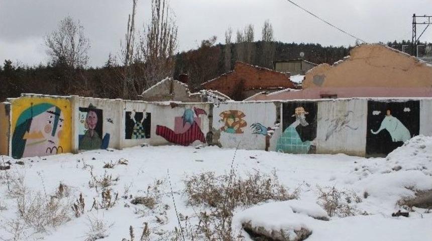 Yıkılan Evin Duvarları Sanatla Güzelleşti
