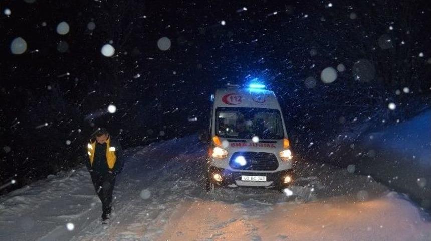 Tokat’ta Kar Nedeniyle Mahsur Kalan Kadın Hasta Kurtarıldı