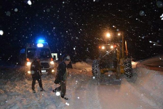 Tokat’ta Kar Nedeniyle Mahsur Kalan Kadın Hasta Kurtarıldı