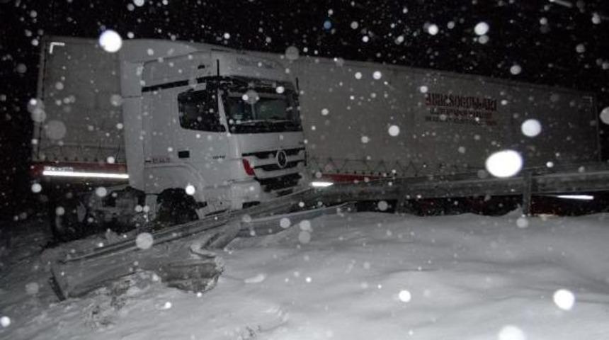 Tem'de Tır Bariyerlere &Ccedil;arptı, Ulaşım Aksadı