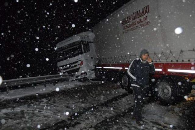 Tem'de Tır Bariyerlere Çarptı, Ulaşım Aksadı