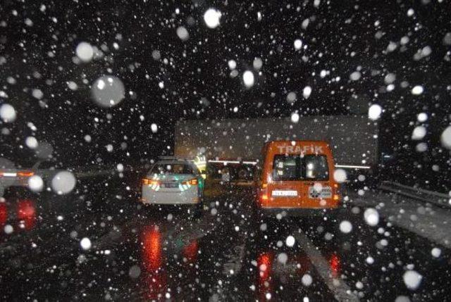 Tem'de Tır Bariyerlere Çarptı, Ulaşım Aksadı