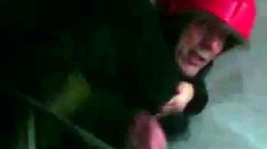 Yangında Ayağı Kırık Kadını Sırtında Taşıyarak Kurtardı