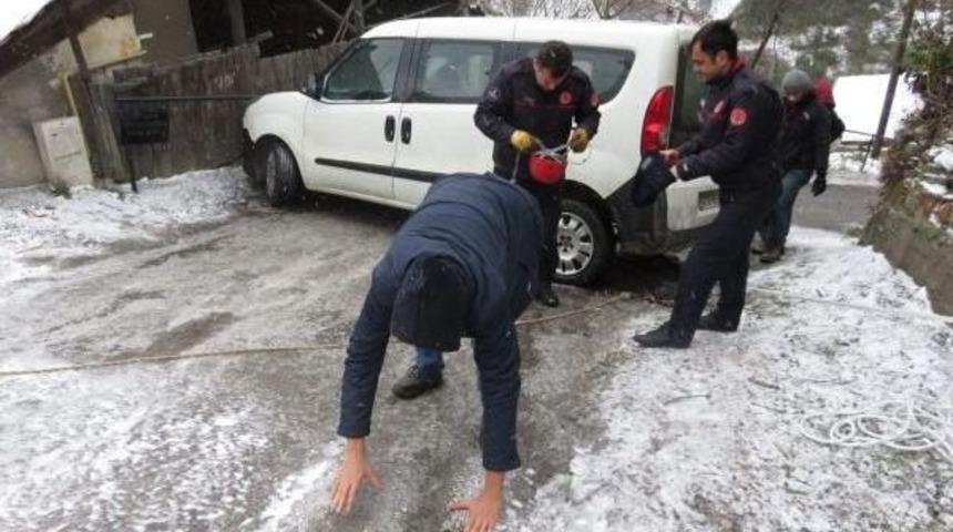 Buzda Kayan Aracı Halatla  Binaya Bağladılar