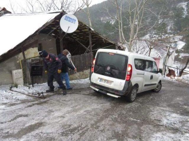 Buzda Kayan Aracı Halatla  Binaya Bağladılar