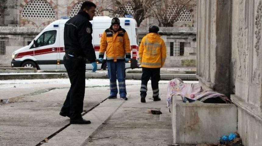 (özel Haber) Beyoğlu’nda Evsiz Bir Kişi Donarak Can Verdi