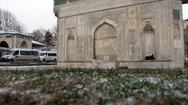 (özel Haber) Beyoğlu’nda Evsiz Bir Kişi Donarak Can Verdi