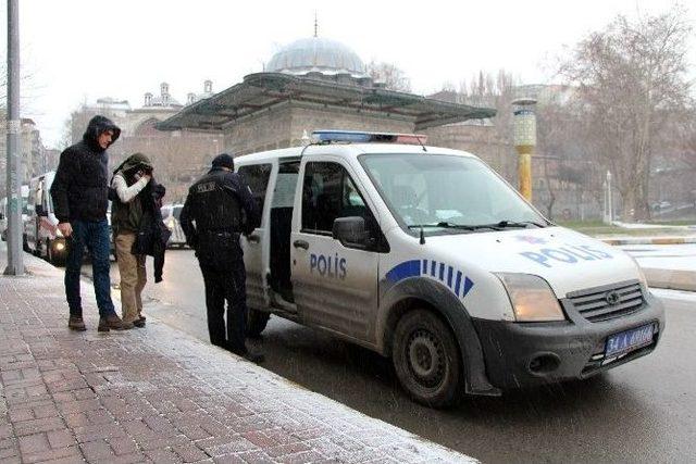 (özel Haber) Beyoğlu’nda Evsiz Bir Kişi Donarak Can Verdi