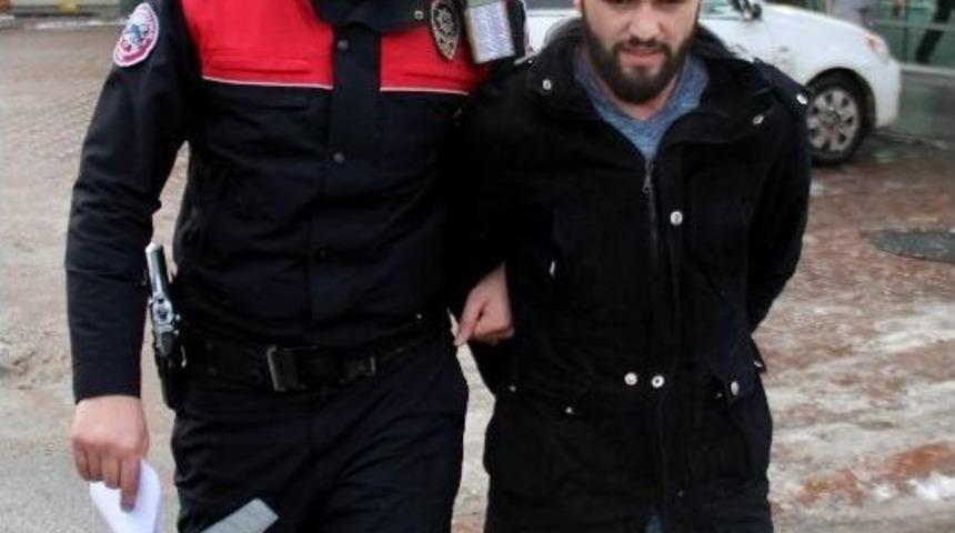 Polisten Ka&ccedil;an Otomobilde Silah &Ccedil;ıktı