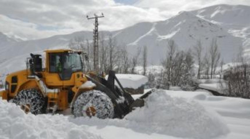 Hakkari&rsquo;de 14 K&ouml;y İle 71 Mezra Yolu Ulaşıma Kapandı