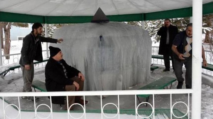 Buz Tutan Şadırvan Şelaleye D&ouml;nd&uuml;