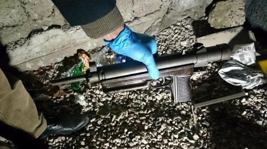 "kalaşnikofu Anamdan Çok Seviyorum" Diyen Çete Üyesi Yine Silahla Yakalandı