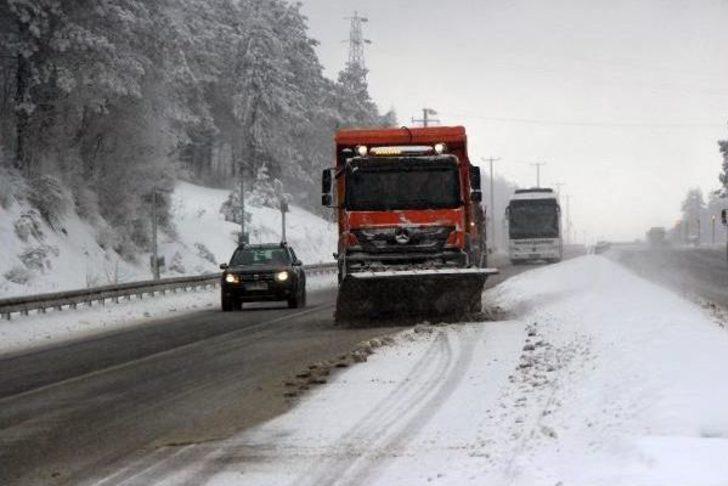 Bolu Dağı'nda Kar Ulaşımı Zorlaştırdı G4