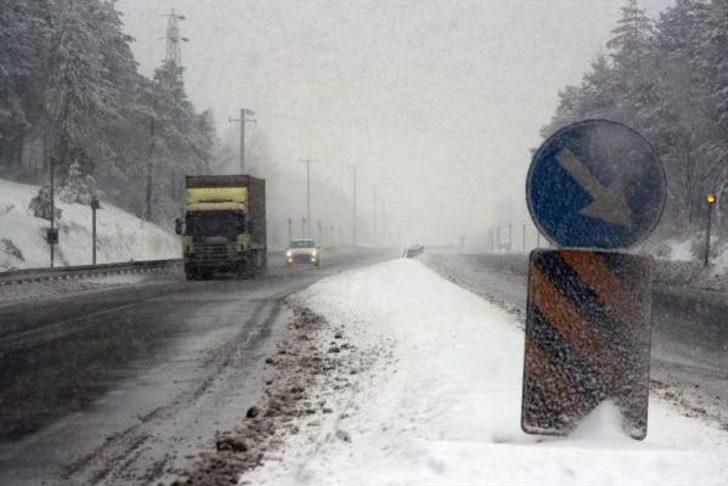 Bolu Dağı'nda Kar Ulaşımı Zorlaştırdı G3