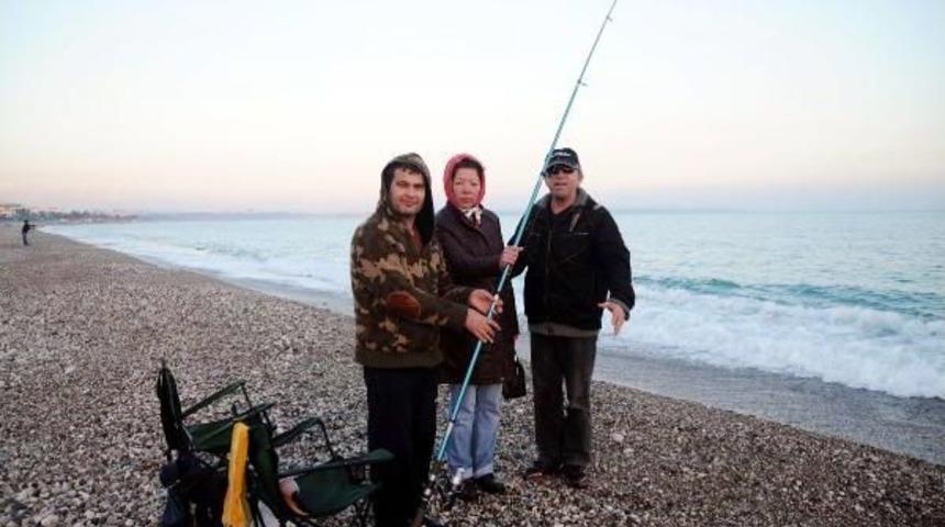 &Ccedil;ift Kol Nakilli Mustafa Sağır Denize Olta Attı