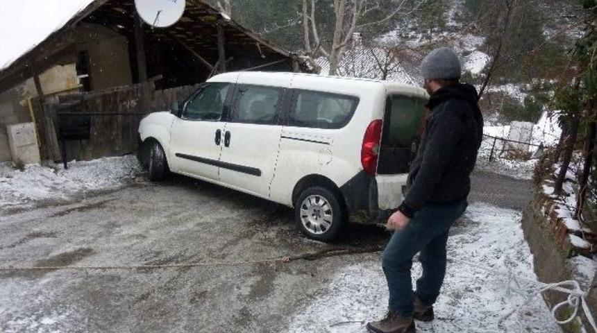 İstanbul&rsquo;da Yollar Buz Pistine D&ouml;nd&uuml;