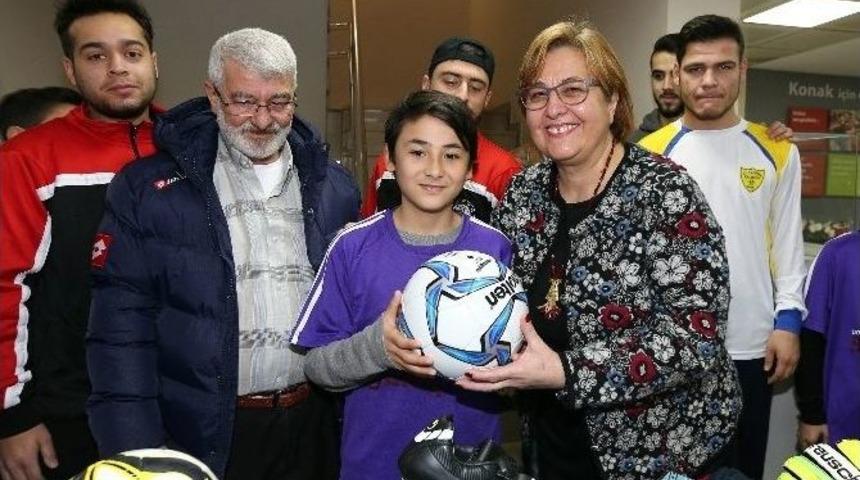 Konak&rsquo;tan Amat&ouml;re Destek S&uuml;r&uuml;yor