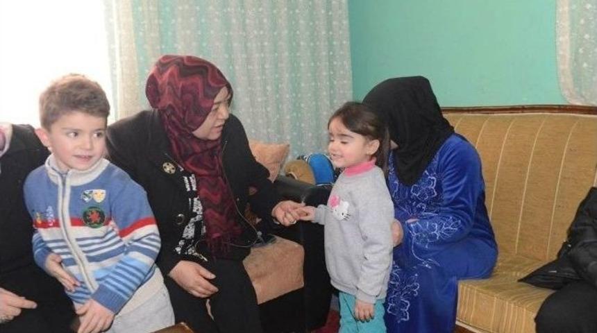 Vali &Ouml;zefe&rsquo;nin Eşi Hacer &Ouml;zefe, Suriyeli Aileleri Ziyaret Etti