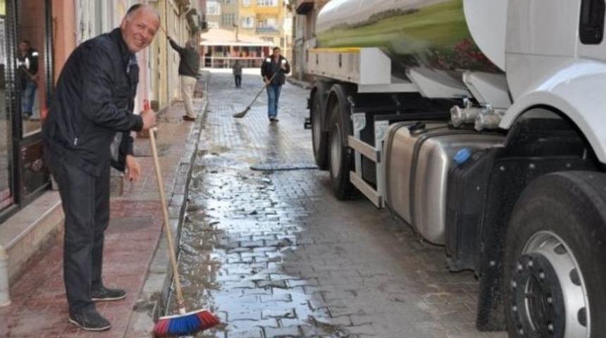 &Ccedil;arşı Esnafından &Ccedil;evre Temizliğine Tam Destek