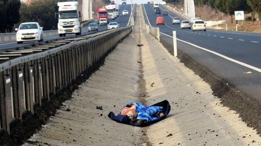 Lastiği Patlayan Otomobil Takla Attı: 1 &Ouml;l&uuml;, 2 Yaralı