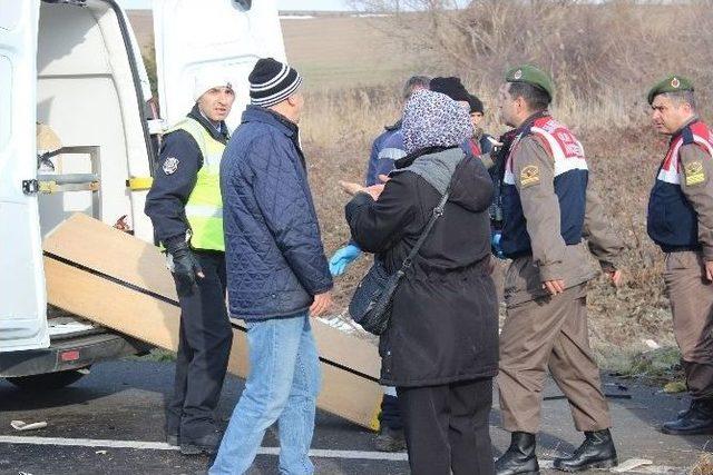 Lastiği Patlayan Otomobil Takla Attı: 1 Ölü, 2 Yaralı