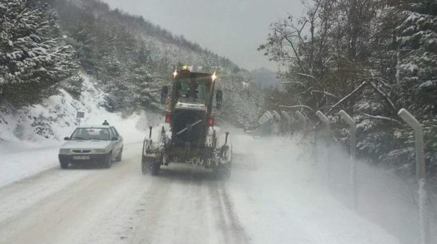 Dağ Yolunda Kar Sebebiyle Zincirleme Kaza