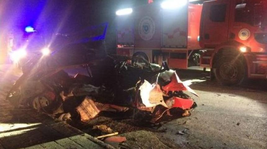 Servis Otob&uuml;s&uuml;yle &Ccedil;arpışan Otomobildeki Gen&ccedil; Kız &Ouml;ld&uuml;