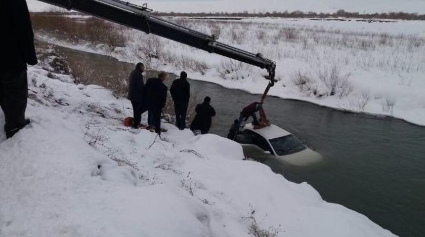 Horasan&rsquo;da Otomobil Aras Nehrine U&ccedil;tu