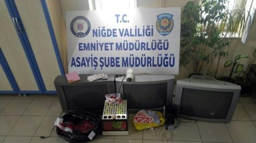 Dernekte Tombala Oynayan 44 Kişi Su&ccedil;&uuml;st&uuml; Yakalandı