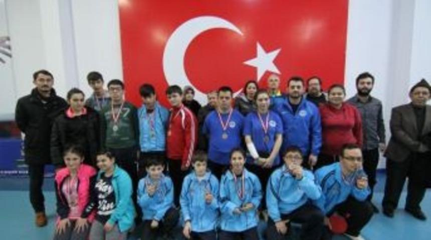 &Ouml;zel Sporcular Masa Tenisinde Yarıştı