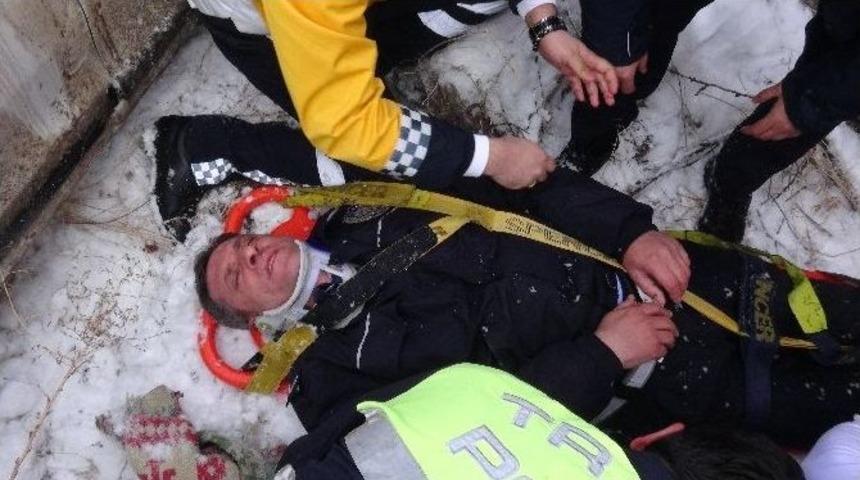 Kazaya M&uuml;dahale Eden Polise Otomobil &Ccedil;arptı: 1 Yaralı