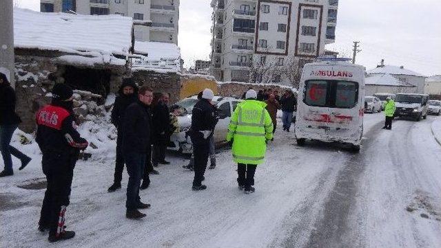 Kazaya Müdahale Eden Polise Otomobil Çarptı: 1 Yaralı