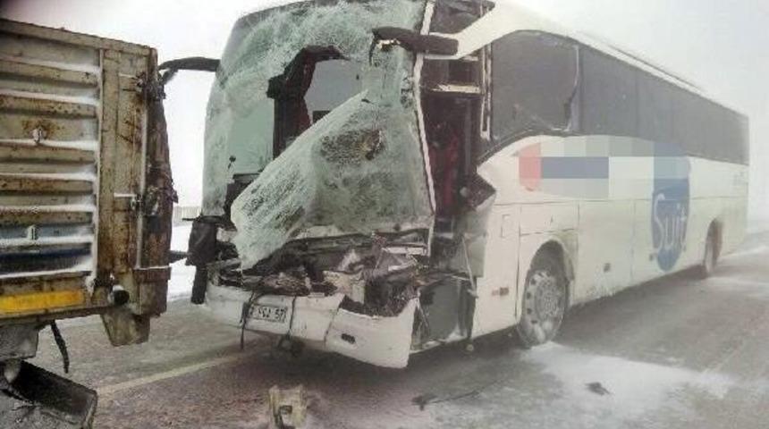 Konya&rsquo;Da Otob&uuml;s, Tır'a &Ccedil;arptı: 1 &Ouml;l&uuml;, 7 Yaralı