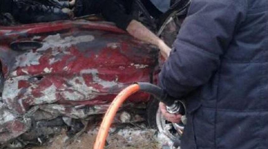 Diyarbakır'da 2 Otomobil &Ccedil;arpıştı: Baba- Oğul &Ouml;ld&uuml;, 9 Yaralı