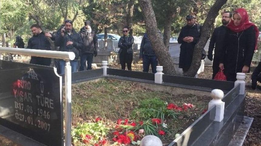 T&uuml;re Ve Narler Mezarları Başında Anıldı