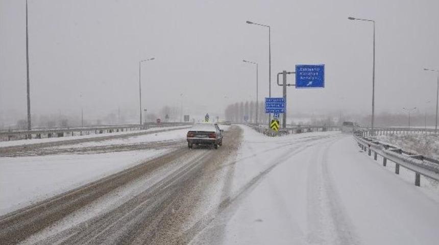 Boz&uuml;y&uuml;k&rsquo;te Kar Yağışı Etkili Oldu