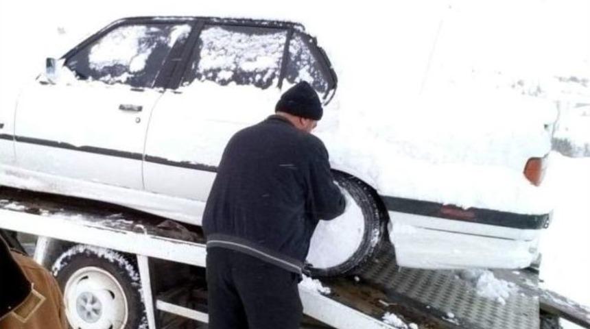 Karlı Yolda Mahsur Kalan Ara&ccedil;lar Kurtarıldı